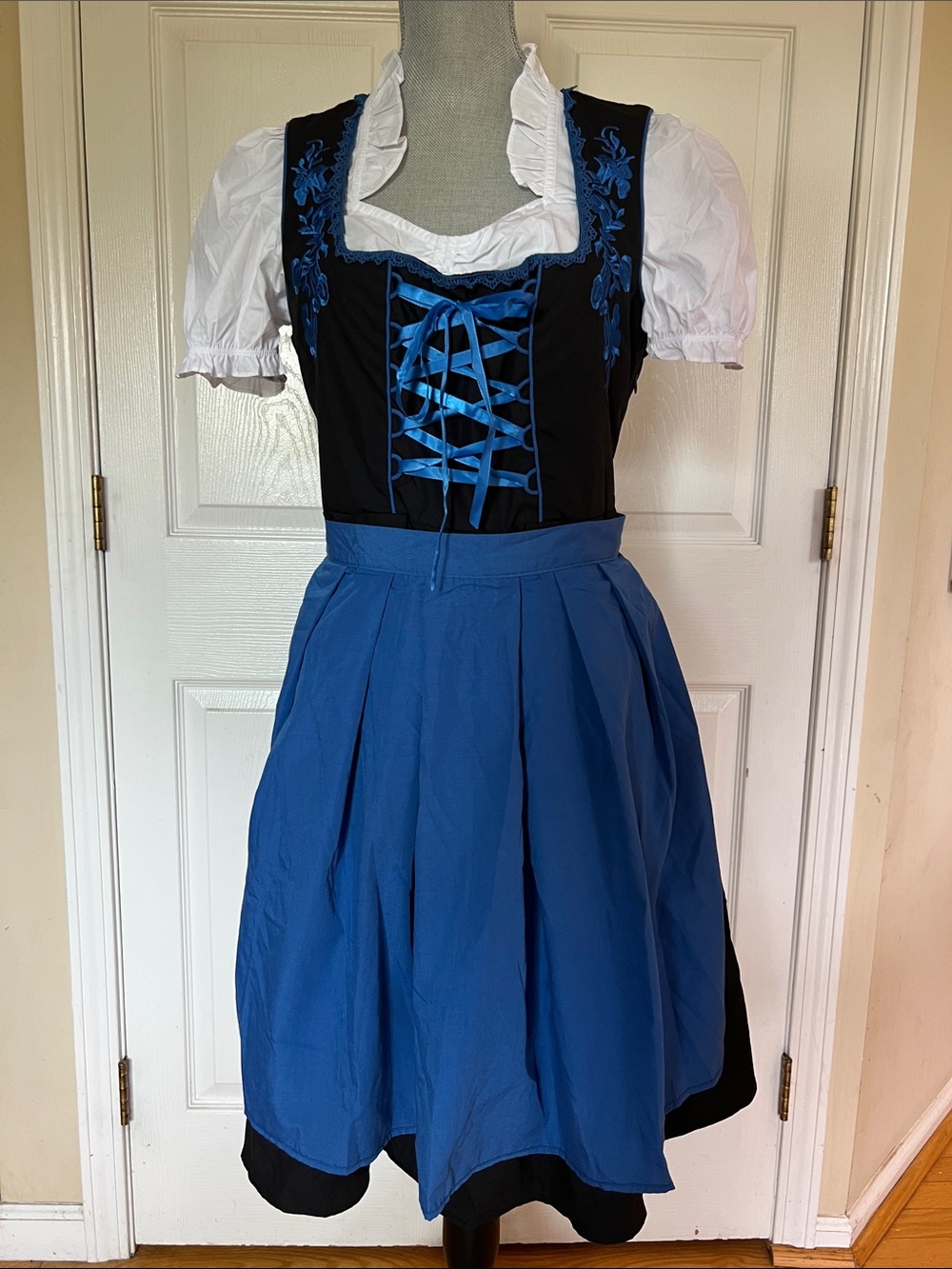 NWT Scarlet Darkness German Dirndl Dress Costume Bavarian Oktoberfest